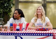 The Neighborhood – Tina Butler (Tichina Arnold, l.); Gemma Johnson (Beth Behrs, r.)