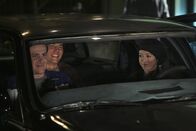 How I Met Your Mother – Sind der Meinung, Barney und Robin auseinanderbringen zu müssen, da sie sich von morgens bis abends streiten: Ted (Josh Radnor, M.), Marshall (Jason Segel, l.) und Lily (Alyson Hannigan, r.) ....