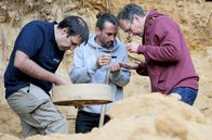 Heißzeit – Forscher suchen in einer Sandgrube bei Haravilliers nördlich von Paris nach Korallenfossilien aus der erdgeschichtlichen Phase des Eozän.