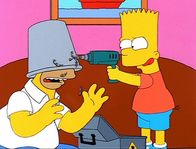 Die Simpsons – Da Homer den Eimer mit Leim nicht mehr vom Kopf bekommt, bohrt Bart ihm zwei Augenlöcher.
