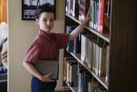Young Sheldon – Soll Georgie Nachhilfe geben, als dieser droht wegen schlechter Noten aus dem Football Team zu fliegen: Sheldon (Iain Armitage) ...
