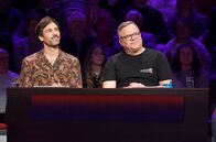 Wer weiß denn sowas? – Rateteam-Kapitän Elton (r.) und der Sänger, Songwriter und Musikproduzenten Max Giesinger (l.) bilden ein Rateteam.