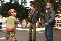 Extant – Auf der Suche nach Molly trifft Ethan (Pierce Gagnon, l.) auf zwei Drogendealer (Adam Zastrow, M. und Jose Joey Abril, r.), deren Handlung schließlich auch Lucys wahres Gesicht zum Vorschein bringt ...
