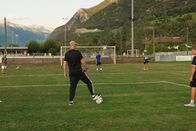 Signes – Signes Fussball verbindet: Der gehörlose Trainer Alex Minganti Alex Minganti während eines Trainings Copyright: SRF/RTS