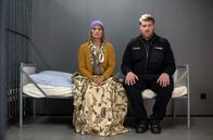 Großstadtrevier – Hannes Krabbe (Marc Zwinz, r.) versucht sich mit Wahrsagerin Arkadia (Gabrielle Scharnitzky, l.) gut zu stellen. Er befürchtet, dass sie ihn verflucht hat.