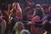 Lucifer – Nachdem der Besitzer des Gebäudes, indem auch das LUX liegt, ermordet wurde, müssen sich Chloe (Lauren German, l.) und Lucifer (Tom Ellis, r.) nicht nur um die Ermittlungen kümmern, sondern auch mit möglichen neuen Vermietern herumärgern ...