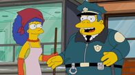 Die Simpsons – Um sich etwas dazuzuverdienen, heuert Marge (l.) als Tatortreinigerin an. Doch wird Chief Clancy Wiggum (r.) mit ihr zufrieden sein?; Um sich etwas dazuzuverdienen, heuert Marge (l.) als Tatortreinigerin an. Doch wird Chief Clancy Wiggum (r.) mit ihr zufrieden sein?