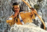 Winnetou und sein Freund Old Firehand – Winnetou (Pierre Brice), der Häuptling der Apachen, kämpft gegen eine Bande von Verbrechern.