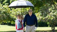 Almost Paradise – Kai Mendoza (Samantha Richelle) und Uncle Danny (Richard Kind)