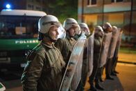 Sam - Ein Sachse – Die Polizei stellt sich den Randalierern entgegen.