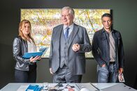 Der Staatsanwalt – Oberstaatsanwalt Bernd Reuther (Rainer Hunold, M.), Hauptkommissarin Kerstin Klar (Fiona Coors, l.) und Oberkommissar Max Fischer (Max Hemmersdorfer, r.) sehen sich mit einem schwierigen Fall konfrontiert.