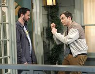 The Big Bang Theory – Will Wheaton (Will Wheaton, l.) unterstützt Sheldon (Jim Parsons, r.) bei einer neuen Episode von "Spaß mit Flaggen". Dabei kommt es jedoch zu einem Streit zwischen Sheldon und Amy. Worauf sich Sheldon entscheiden muss ...
