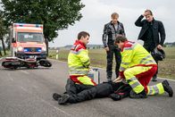 SOKO Leipzig – Kurz nach dem Unfall von Larissa Hader (Victoria Gentsch, M.) trifft der alarmierte Rettungswagen am Unfallort, mit Benni Maybach (Maximilian Klas, 2.v.r.) und dessen Kollegen Lukas Schaaf (Philip Birnstiel, l.). an Bord, ein. Die beiden beginnen sofort mit den Wiederbelebungsmaßnahmen. Doch alle Bemühungen sind umsonst. Die junge Frau stirbt noch am Unfallort im Beisein ihres Verlobten Alexej Kozlow (Krunoslav Sebrek, r.) und ihres besten Freundes Malte Kliemann (Konstantin Frolov, 2.v.l.).