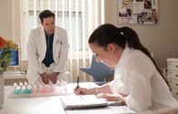 In aller Freundschaft – Dr. Philipp Brentano (Thomas Koch) erzählt seiner Frau Arzu Ritter (Arzu Bazman), dass ihr Sohn Max die Matheaufgaben seines viel größeren Bruders lösen kann. Für Philipp steht fest: Max ist hochbegabt.