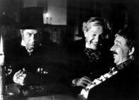 Onkel Bräsig – Köstlich amüsiert sich Bräsig (Fritz Hollenbeck ,rechts) und Bürgermeister Langefeldt (Karl-Heinz Kreienbaum), weil Pomuchelskopp (Joachim Wolff, l.) mit seinen Aufstiegsplänen gescheitert ist.