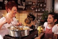 Zu Tisch ... – Vasso und Maria Sarakatsanis kochen.