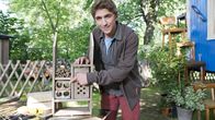 Löwenzahn – Fritz (Guido Hammesfahr) baut ein Bienen- und Insektenhotel, damit wilde Bienen in seinem Garten ein Zuhause finden.