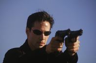 Matrix – Kaum kennt er die Wahrheit über die Matrix, muss Neo (Keanu Reeves) sich mit allen Mitteln gegen seine Jäger verteidigen.