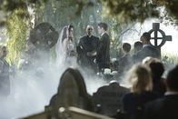 Lucifer – Die Hochzeit von Peggy (AnnaMaria Demara, l.) und Edgar (Liam Hall, r.) verläuft nicht nur aufgrund des Mottos anders, als eine normale Trauung ...