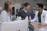 Atlanta Medical – v.l.n.r.) Nicolette Nevin (Emily VanCamp); Dr. Conrad Hawkins (Matt Czuchry); Dr. Devon Pravesh (Manish Dayal)