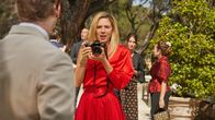 Maxima – Maxima (Delfina Chaves) fotografiert auf einer Party und fällt dem Prinzen Willem-Alexander (Martijn Lakemeier) ins Auge.