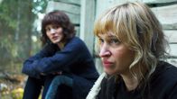 Ronja Räubertochter – Lass uns aufhören: Smavis (Agnes Rase, li.) redet ihrer Schwester Cappa (Vera Vitali) ins Gewissen.