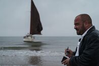 neoriginal: Sløborn – Polizist Mikkel Schwarting (Urs Rechn) weiß noch nicht, dass die Toten an Bord der gestrandeten Jacht einen gefährlichen Virus in sich tragen.