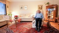 Rüstig oder rostig? Senioren am Steuer – Der 91-jährige Fritz Potolzky wohnt auf einem Berg und ist für seine täglichen Besorgungen auf das Auto angewiesen.