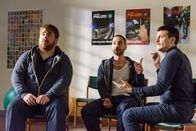 Im Knast – Das Gruppentherapiegespräch mit Manni (Tristan Seith, l.), Erdem (Denis Moschitto, M.) und "Der Graf" (Manuel Rubey, r.) geht schief.