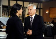 Rote Rosen – ARD ROTE ROSEN FOLGE 1195 Uhr im ERSTEN. Thomas (Gerry Hungbauer, r.) gesteht Anne (Caroline Kiesewetter, l.), dass sie noch immer seine Traumfrau ist.