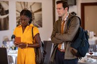 Death in Paradise – Naomi Thomas (Shantol Jackson) und DI Neville Parker (Ralf Little) eilen zum Yacht-Club, wo Commissioner Selwyn Pattersons Feier in einer Tragödie endete. Jetzt gilt es, die verbliebenen Gäste zu befragen.