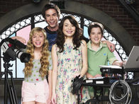 iCarly – Samantha "Sam" Puckett (Jennette McCurdy), Spencer Shay (Jerry Trainor), Carly Shay (Miranda Cosgrove), Frederick "Freddie" Benson (Nathan Kress)
