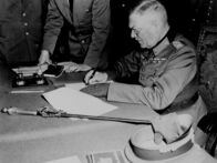 Der Zweite Weltkrieg – Generalfeldmarschall Keitel unterschreibt die Kapitulation. In Europa ist der Krieg am 8. Mai 1945 beendet.