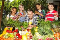 Schmatzo – Alexander Kumptner und seine jungen Helfer: Estelle, Lou-Anne, Joanna, David.