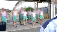 Überleben hinter Gittern – Militärischer Drill bestimmt im Gefängnis von Osaka den Alltag. Die Häftlinge marschieren im Gleichschritt, führen Appelle aus und dürfen nicht ohne vorherige Erlaubnis sprechen.