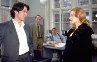 Kommissar Rex – Kommissar Richie Moser (Tobias Moretti, li.) verhört Uschi Reichert (Theresa Hübchen), die Geliebte des ermordeten Tierarztes (mitte: Karl Markovics, Wolf Bachofner).