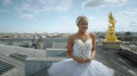 Find me in Paris – Lena (Jessica Lord) ist glücklich! Sie hat es in die Ballettcompagnie der Pariser Oper geschafft und gleich wird sie ihren ersten Auftritt auf der großen Bühne haben.