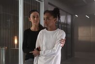 The Passage - Das Erwachen – Amy Bellafonte (Saniyya Sidney, l.); Dr. Lila Kyle (Emmanuelle Chriqui, r.)