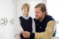 Der letzte Bulle – Der kleine Johannes (Felix Arndt, l.) hat nur einen Wunsch: Er will endlich in einen Kindergarten, in dem man noch spielen darf. Für Mick (Henning Baum, r.) ein leicht lösbares Problem ...