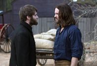 Salem – Können sich Reverend Mather (Seth Gabel, l.) und John (Shane West, r.) aufraffen, gemeinsam gegen die Hexen zu kämpfen?