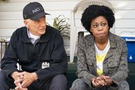 Navy CIS – Leroy Jethro Gibbs (Mark Harmon, l.); Kasie Hines (Diona Reasonover, r.)