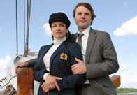 Insel des Lichts – Nora (Christine Neubauer) hat sich in ihren Arzt Dr. Leonhard (Eric Langner) verliebt.