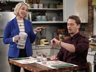 Last Man Standing – Mandy Baxter (Molly McCook, l.); Kyle Anderson (Christoph Sanders, r.)