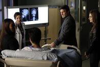 Castle – Schon zweimal hat Gerichtsmedizinerin Lanie Parish (Tamala Jones, l.) Alan Masters (Jonathan Silverman, M.) für tot erklärt - und wider Ricks (Nathan Fillion, 2.v.r.), Kates (Stana Katic, r.) und Dr. Ellins' (Marin Hinkle, 2.v.l.) Erwarten ist er jedes Mal (lebendig) wieder aufgewacht ...