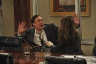 How I Met Your Mother – Verstehen sich prächtig: Jenkins (Amanda Peet, l.) und Marshall (Jason Segel, r.) ...