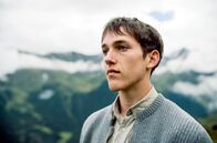 Märzengrund – Der 18-jährige Elias (Jakob Mader) wendet sich gegen die gesellschaftlichen Vorschriften: Statt den Hof seines Vaters zu übernehmen, zieht er allein in eine Almhütte.