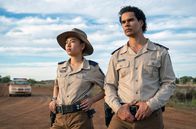 Mystery Road: Origin – Tatkräftige Unterstützung bei seinen Ermittlungen erhält der junge Detective Jay Swan (Mark Coles Smith) von der engagierten Polizistin Cindy (Grace Chow).