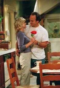 Immer wieder Jim – Dass Jim (Jim Belushi, r.) viel zu geizig für einen Kurztrip auf die Bahamas ist, weiß Cheryl (Courtney Thorne-Smith, l.) zu gut. Doch sie weiß mit welchen Reizen sie spielen muss, um ihn zu überzeugen ...