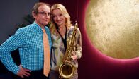 Moni's Grill – Es wird musikalisch in Moni's Grill. Let's swing mit Wigald Boning und Moni (Monika Gruber).