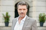 Rote Rosen – Hardy Krüger (r.) spielt Ralf Sobotta, den charmanten Staatsanwalt.